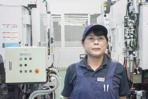 富岡事業所アルミ加工の女性従業員
